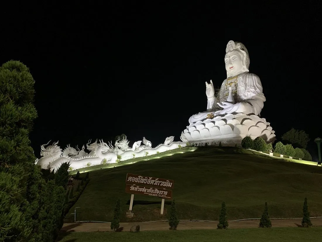 Templo Rojo y Gran Buda · Wat Huay Pla Kang